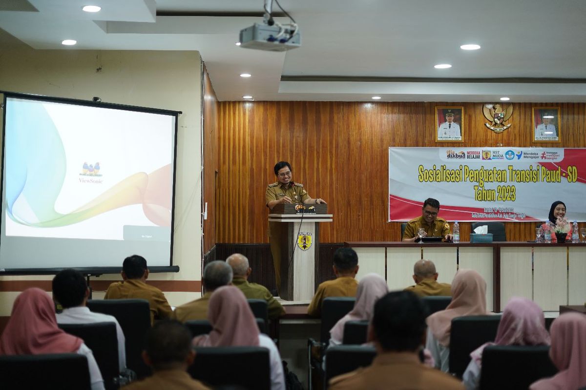 Bupati Hulu Sungai Tengah (HST) H Aulia Oktafiandi saat membuka Sosialisasi Transisi Pendidikan Anak Usia DIni (PAUD) ? Sekolah Dasar (SD) di Aula Dinas Pendidikan, Selasa (13/6/2023).
