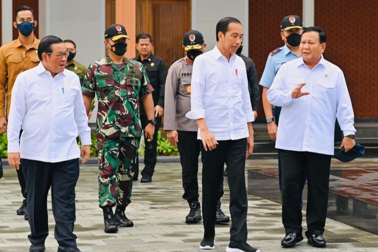 Presiden Joko Widodo ditemani Menteri Pertahanan Prabowo Subianto sebelum bertolak menuju Jawa Tengah dari Lanud Halim Perdanakusuma, Jakarta, Kamis (9/3/2023).