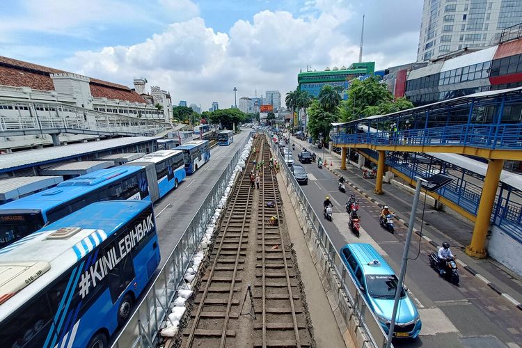 Jalur rel trem bekas peninggalan kolonial Belanda di Kawasan Harmoni, Jakarta Pusat jauh lebih dahulu ada daripada di negaranya sendiri.  Rel trem bekas peninggalan kolonial Belanda ditemukan dalam proyek pembangunan mass rapid transit (MRT) Jakarta fase 2A CP 202.