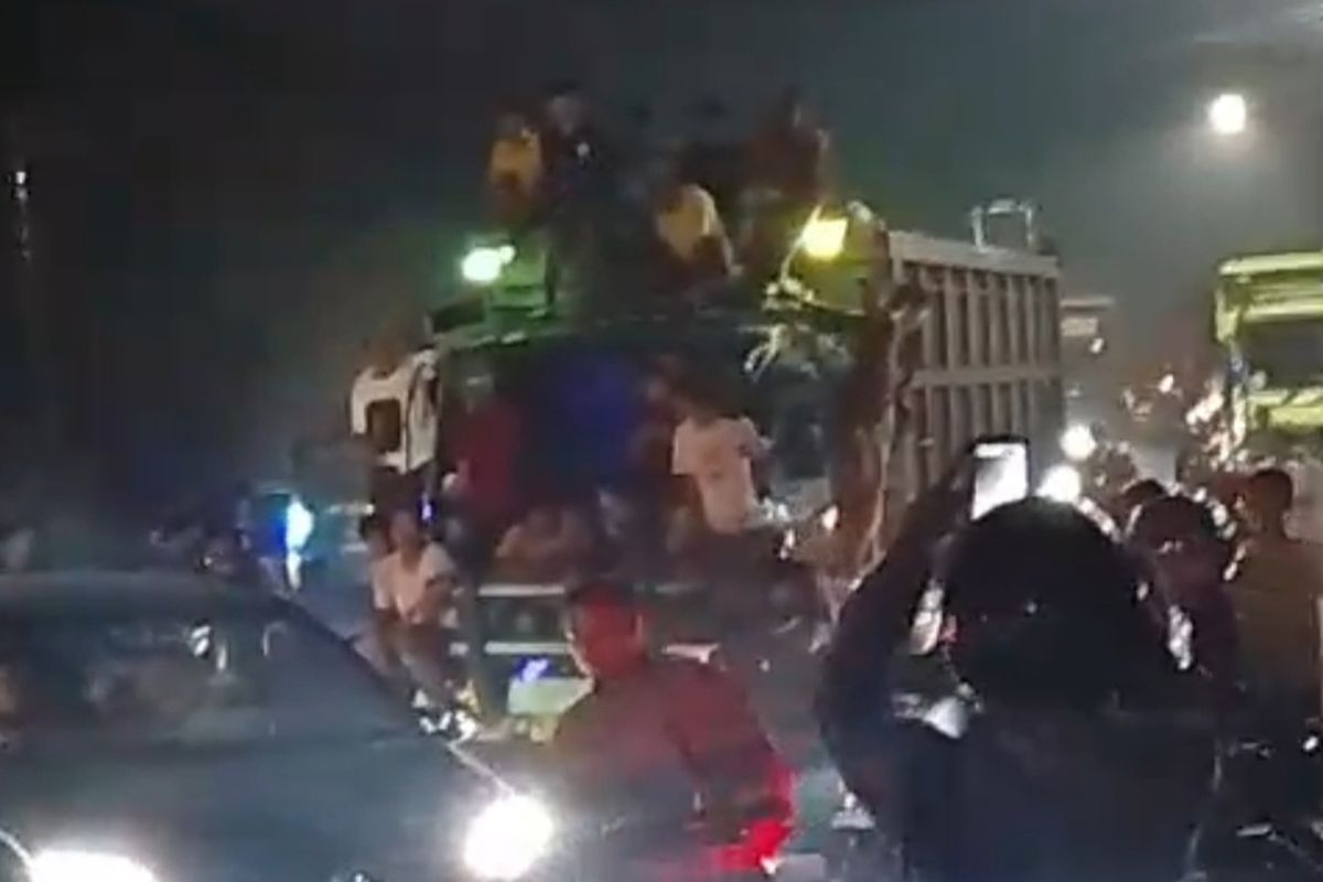 Kondisi lalu lintas imbas aksi blokade jalan oleh para sopir truk tambang di Parung Panjang, Kabupaten Bogor, Jawa Barat, Kamis (18/9/2025) malam.