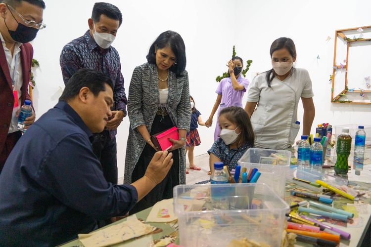 Erick Thohir, Menteri BUMN, dan Maya Rizano, Strategic Communications and Brand Head, UOB Indonesia, di depan karya Meliantha Muliawan, Pemenang UOB Painting of the Year 2021.