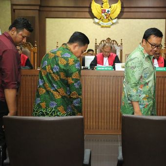 Menteri Pemuda dan Olahraga (Menpora) Imam Nahrawi (kanan) bersama Asisten Pribadi (Aspri) Menpora Miftahul Ulum (tengah) menjadi saksi dalam sidang suap dana hibah dari pemerintah untuk Komite Olahraga Nasional Indonesia (KONI) di Pengadilan Tipikor, Jakarta, Kamis (4/7/2019). Dalam sidang tersebut mereka memberikan keterangan saksi untuk terdakwa Deputi IV Bidang Peningkatan Prestasi Kemenpora Mulyana, serta staf Kemenpora Adhi Purnomo dan Eko Triyanta. ANTARA FOTO/Reno Esnir/foc.