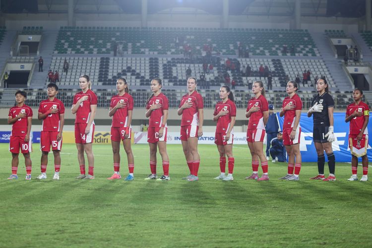 Para pemain Timnas Putri Indonesia menyanyikan lagu Indonesia Raya sebelum melawan Timnas Putri Taiwan pada laga International Women's Friendly Match di Stadion Maguwoharjo, Sleman, D.I Yogyakarta, Sabtu (29/11/2025). Timnas Taiwan menang atas Timnas Putri Indonesia dengan skor 5:0. ANTARA FOTO/Andreas Fitri Atmoko/bar