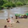 Tak Ada Jembatan, Warga di Lampung Seberangi Sungai 50 Meter untuk Makamkan Jenazah