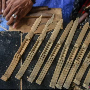 Seniman sekaligus perajin Ecep Bilal, menyelesaikan pembuatan karinding di Sanggar lingkung Seni Tunggul Galuh, Desa Sindangsari, Kabupaten Ciamis, Jawa Barat, Senin (9/3/2020).

