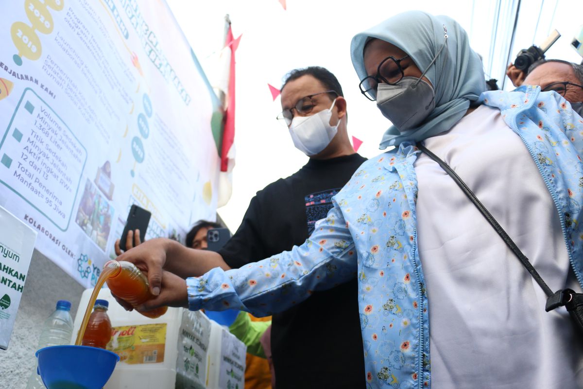 Mantan Gubernur DKI Jakarta Anies Baswedan dan istri turut mengkampanyekan gerakan sedekah minyak jelantah yang diusung Rumah Sosial Kutub.