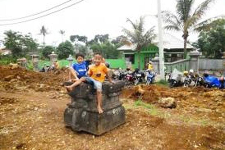 Pembangunan sebuah gudang di Jl Sukarno Hatta, Bawen,  Semarang mengancam keberadaan sebuah Yoni, salah satu benda cagar budaya yang banyak ditemukan di kelurahan Harjosari. Posisi Yoni tersebut saat ini sudah bergeser. Sebelumnya benda cagar budaya tersebut berada di persawahan yang  sudah diurug tanah setinggi tiga meter.