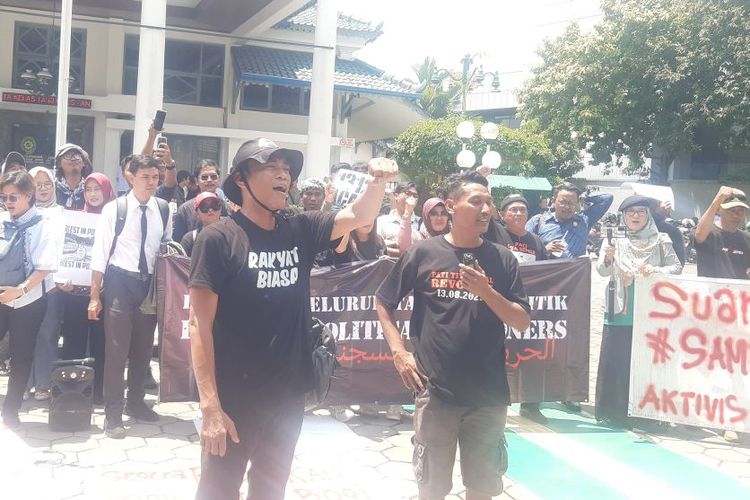 Botok Cs Kawal Sidang lalu Gelar Aksi Usai Vonis Bebas 3 Terdakwa Penghasutan Demo di Solo