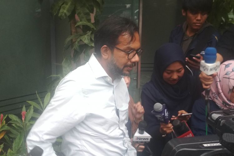 Pengacara Rocky Gerung, Haris Azhar memberikan keterangan kepada Media Tentang Pemeriksaan Kliennya di Polda Metro Jaya, Jumat (1/2/201)