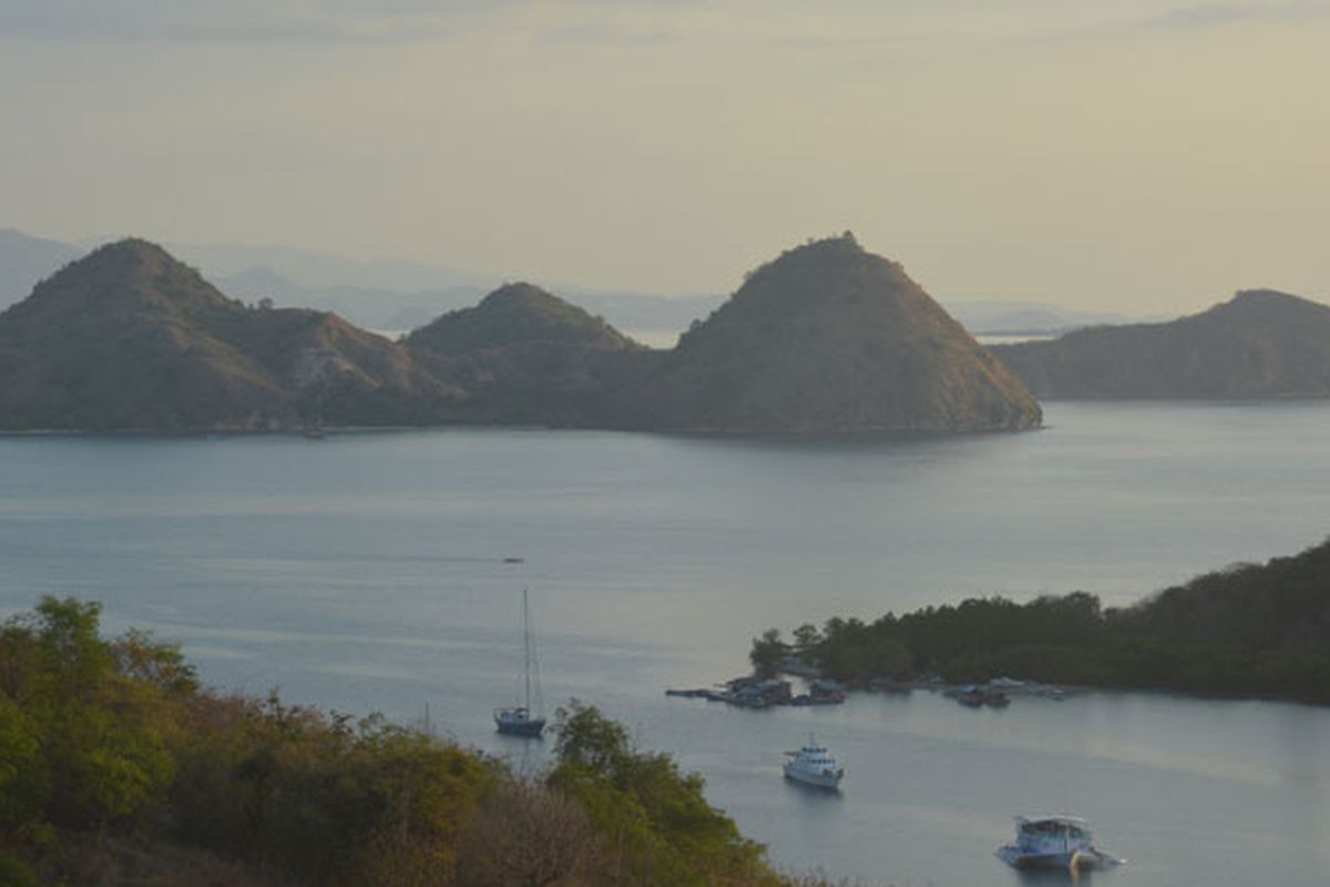 Teluk Waerana Labuan Bajo, Nusa Tenggara Timur, saat matahari terbenam. Pulau-pulau kecil di sekitarnya terlihat sangat unik, Senin (28/8/2017). 