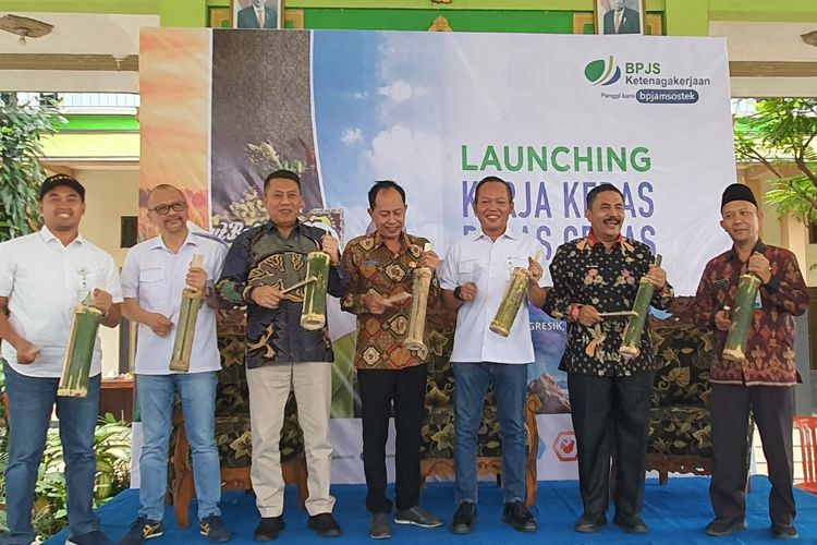 BPJS Ketenagakerjaan Wilayah Jawa Timur saat melaunching sosialisasi mengusung tema 'Kerja Keras Bebas Cemas (KKBC) di Desa Wedani, Kecamatan Cerme, Gresik, Jawa Timur.