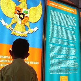 Pengunjung melihat koleksi di Museum HM Soeharto, Yogyakarta.