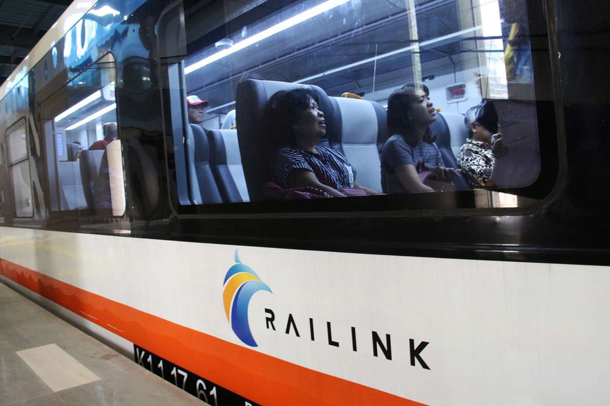 Antusias masyarakat saat mencoba kereta api bandara di Stasiun Sudirman Baru, Jakarta, Selasa (26/12/2017).Uji coba KA Bandara Soekarno-Hatta dilakukan hingga peresmian operasinya pada 2 Januari 2018. Selama uji coba, PT KAI telah menetapkan harga tiket yang bisa dibeli warga, yakni Rp 30.000.