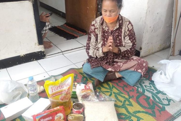 Penerima paket makanan dari Gerakan Berbagi Makanan untuk Isoman di Kota Bandung
