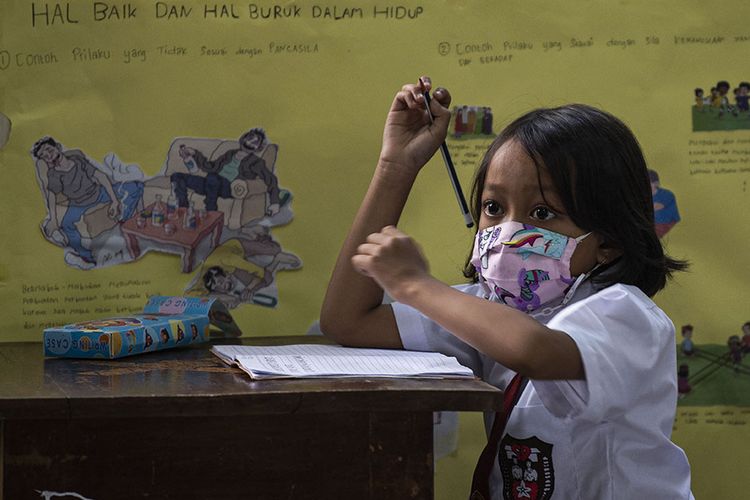 Siswa mengikuti pembelajaran tatap muka di SDN Pondok Labu 14 Pagi, Jakarta Selatan, Senin (30/8/2021). Sebanyak 610 sekolah di Ibu Kota menggelar pembelajaran tatap muka secara terbatas dengan protokol kesehatan ketat.