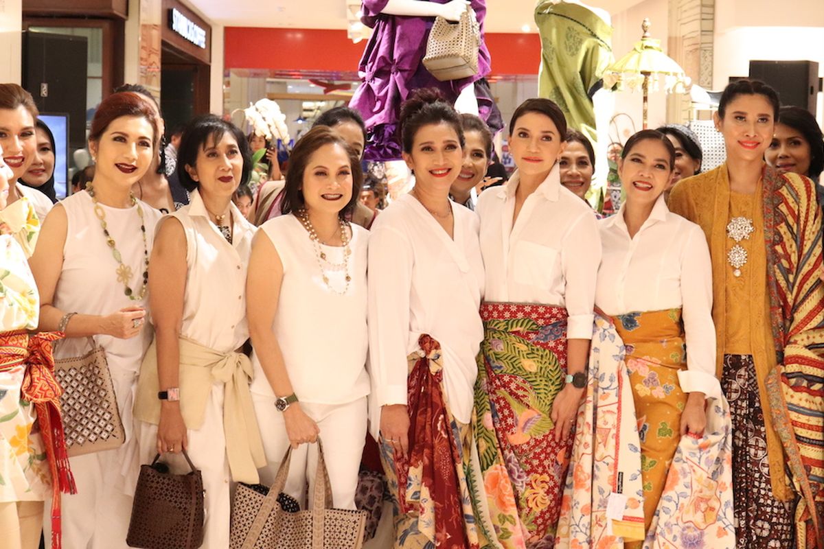 Peragaan busana acara Sustainable Batik Day yang digelar Galeries Lafayette Jakarta dan Bank BRI di mal Pacific Place Jakarta (25/9).