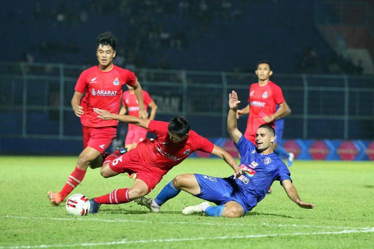 Pemain asing Arema FC Elias Alderat merebut bola pemain Sabah FA Muhd Zubir saat penyisihan grup B Piala Gubernur Jatim 2020 yang berakhir dengan skor 2-0 di Stadion Kanjuruhan  Malang, Jawa Timur, Selasa (11/02/2020) malam.