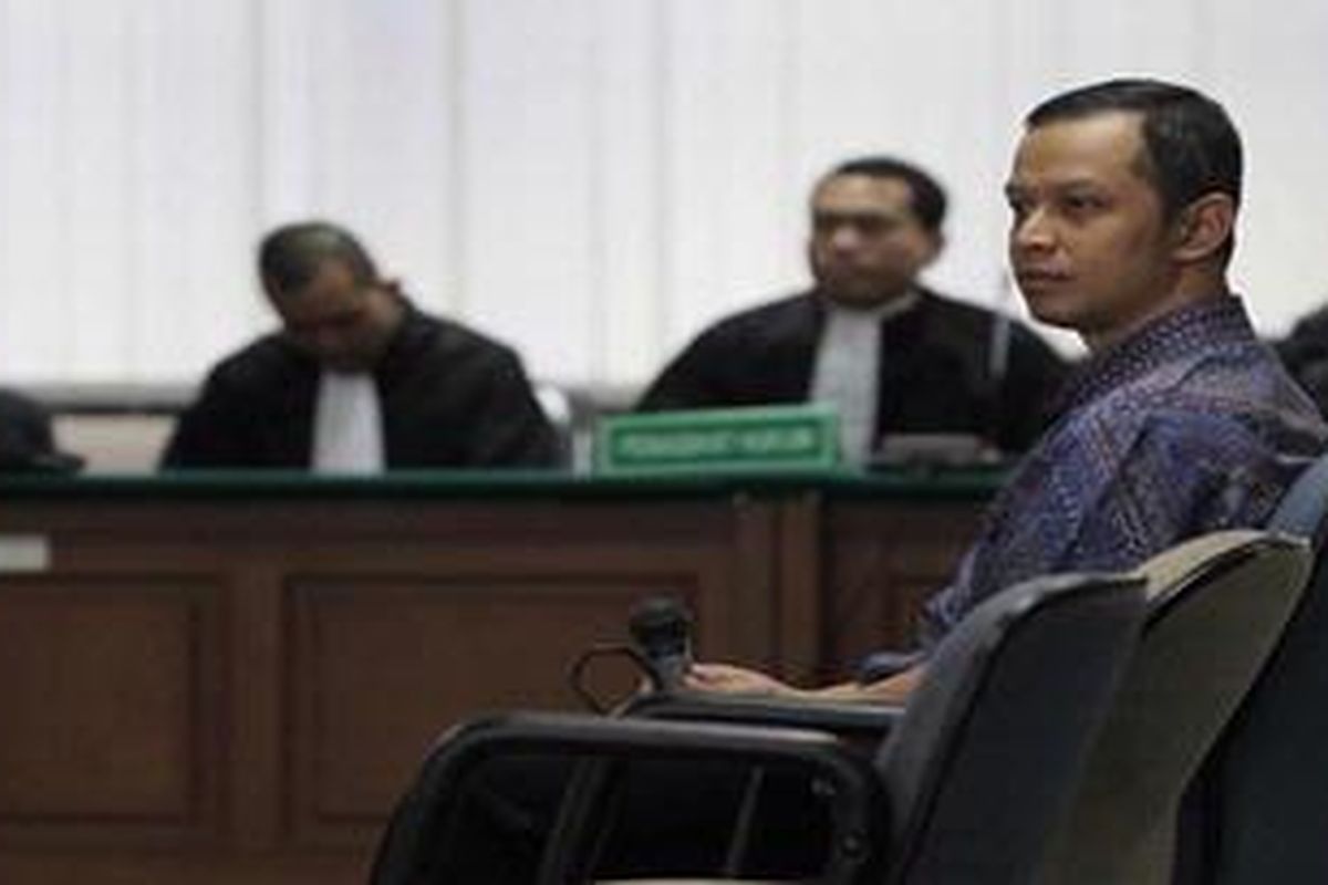 Mantan pegawai Ditjen Pajak, Dhana Widyatmika menjalani sidang perdana di Pengadilan Tipikor, Jakarta, Senin (2/7/2012). Dhana menjadi terdakwa kasus dugaan tindak pidana korupsi dan pencucian uang. 