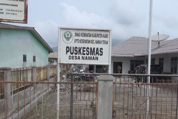 Suasana Puskesmas Desa Naman, yang menjadi salah satu puskesmas terdampak abu vulkanik erupsi Gunung Sinabung.