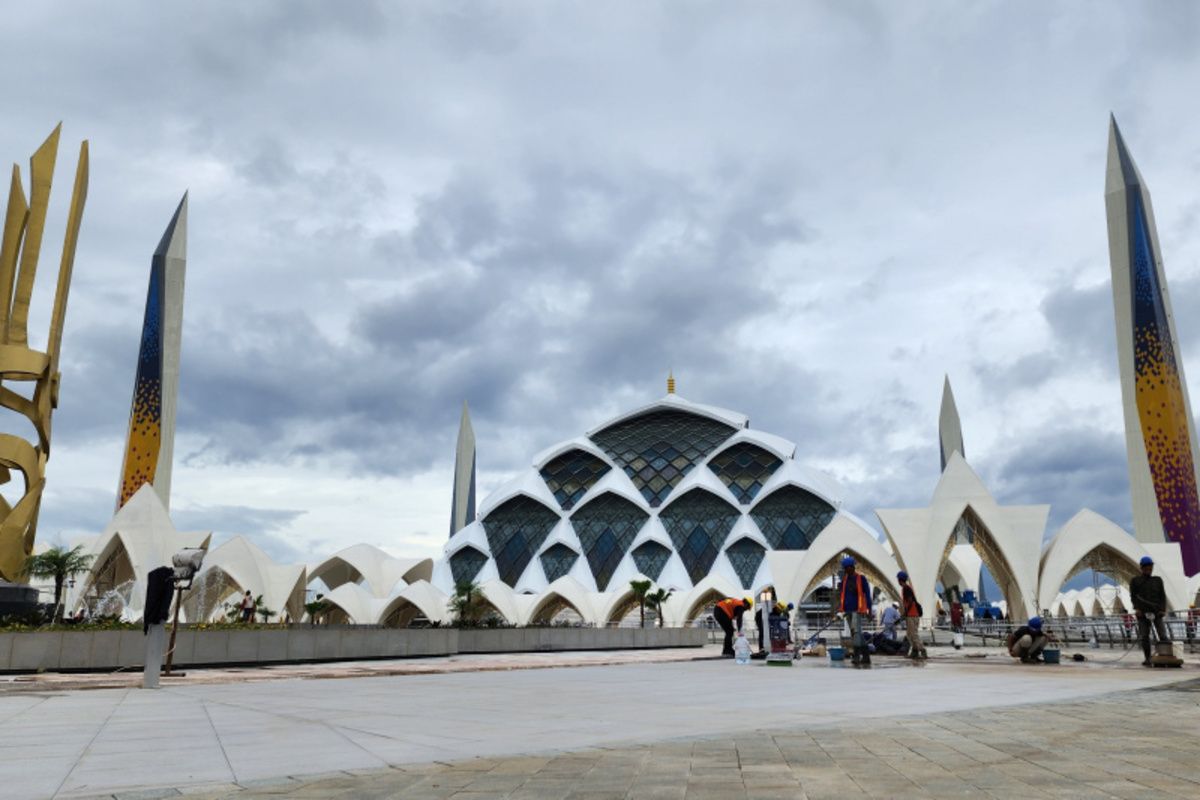 Sejumlah pekerja saat tengah mengepel lantai plaza Masjid Al Jabbar di Gedebage, Kota Bandung, Jawa Barat, Senin (26/12/2022).