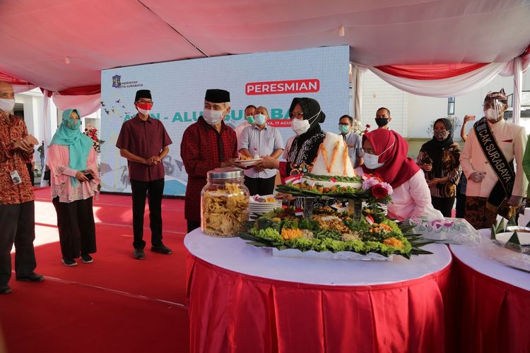 Wali Kota Surabaya Tri Rismaharini saat menghadiri peresmian Plaza Atas Alun-alun Surabaya di momen HUT ke-75 Kemerdekaan Indonesia, Senin (17/8/2020).