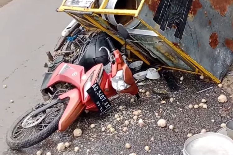 Kondisi gerobak bakso yang terguling usai tersenggol truk di Desa Jatirejo, Kecamatan Banyakan, Kabupaten Kediri, Jawa Timur, Selasa (15/11/2022).