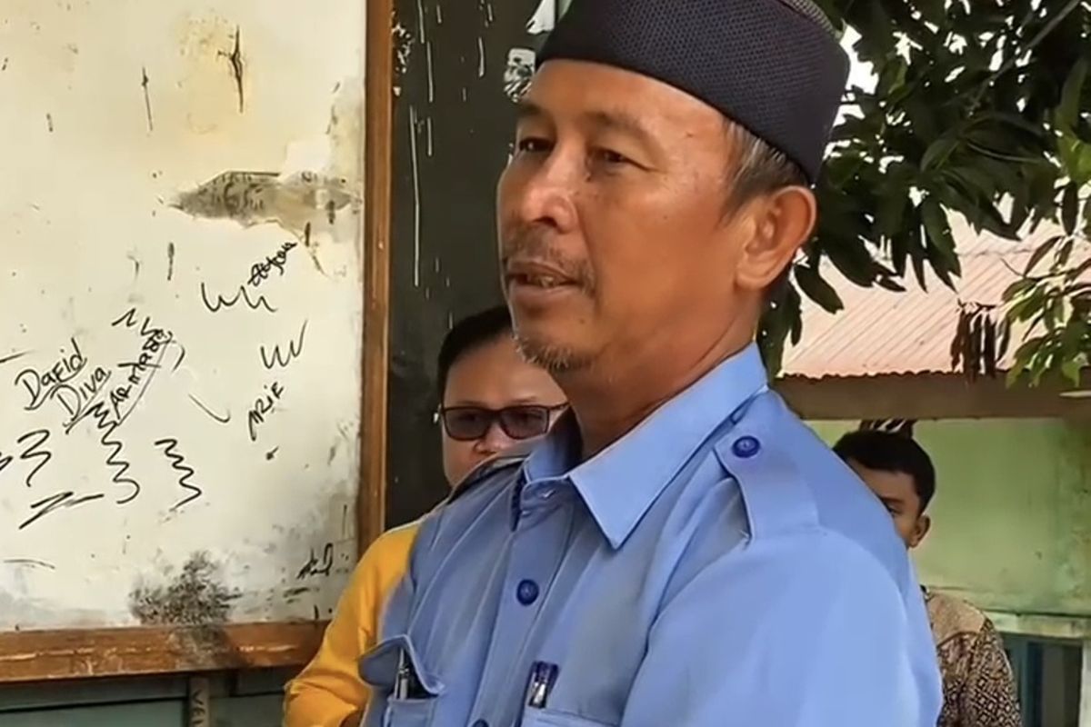 Plt Kepala Sekolah SMAN 12 Kaur Bengkulu, Japilus. (KOMPAS.COM/FIRMANSYAH)