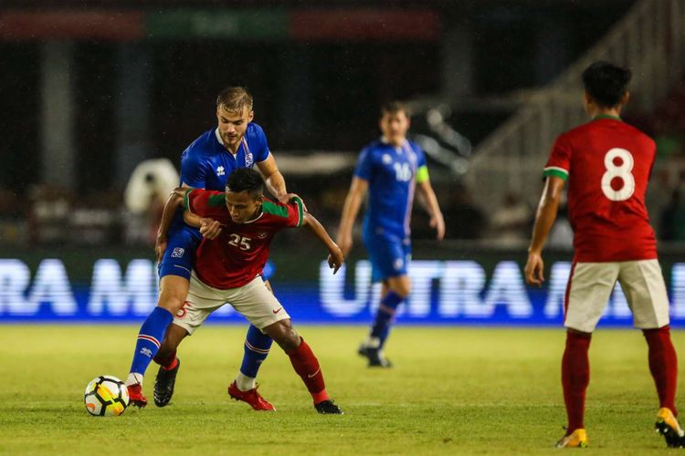 Pemain timnas Indonesia, Osvaldo Ardiles berebut bola dengan pemain timnas Islandia saat pertandingan persahabatan Indonesia melawan Islandia di Stadion Gelora Bung Karno, Jakarta, Minggu (14/1/2018). Indonesia kalah 1-4 melawan Islandia.