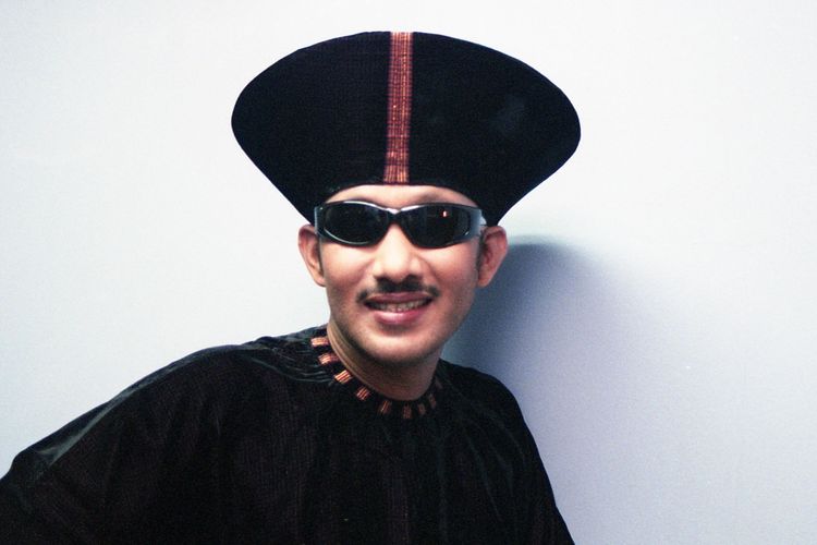 Rama Aiphama, kelahiran Gorontalo, penyanyi Indonesia beraliran Melayu, dangdut, dan keroncong.