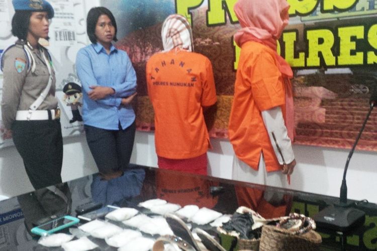 Dua warga negara Filipina yang berusaha menyelundupkan sabu lebih dari 751 gram. Keduanya berusaha menyelundupkan sabu dengan cara memasukkan bungkusan sabu ke dalam sol sandal yang mereka pakai.  Modus yang tergolong baru tersebut berhasil dibongkar oleh Polres Nunukan.