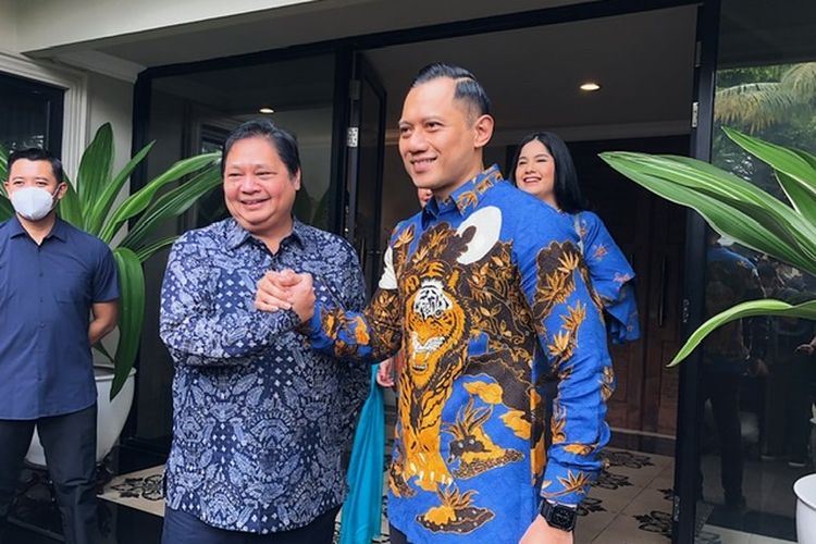 Ketua Umum Partai Demokrat Agus Harimurti Yudhoyono (AHY) bersama Ketua Umum Partai Golkar Airlangga Hartarto. Ditemani istrinya, Annisa Pohan, AHY berkunjung ke rumah dinas Airlangga di Komplek Widya Chandra 3, Nomor 6, Jakarta Selatan, Sabtu (7/5/2022). 