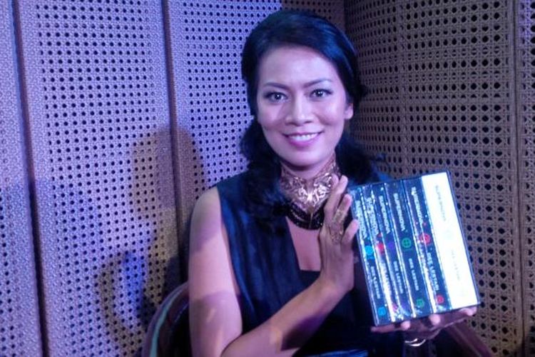 Dewi Dee Lestari diabadikan ketika meluncurkan seri terakhir novel Supernova: Inteligensi Embun Pagi, di Galeri Indonesia Kaya, Grand Indonesia, Jakarta Pusat, Minggu (28/2/2016)