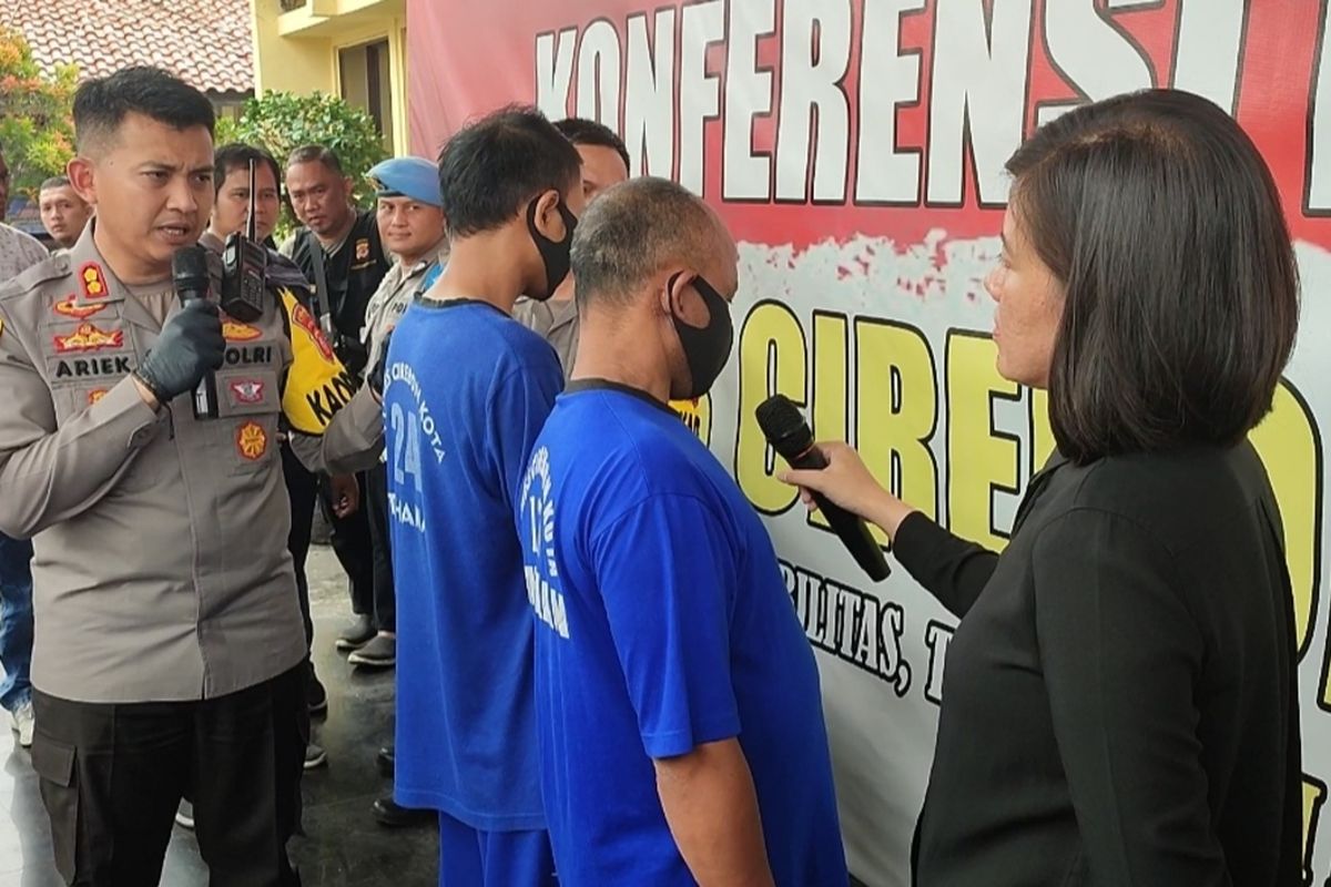 Kapolres Cirebon Kota Jawa Barat AKBP Ariek Indra Sentanu bersama jajaran Reskrim mengungkap kasus pembacokan yang dilakukan anak dan bapak terhadap tetangganya, di Mapolres Cirebon Kota pada Jumat (17/2/2023)