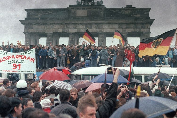 Masyarakat dari Jerman Timur dan Jerman Barat berkumpul untuk membuka Gerbang Bradenburg di Berlin pada 22 Desember 1989.