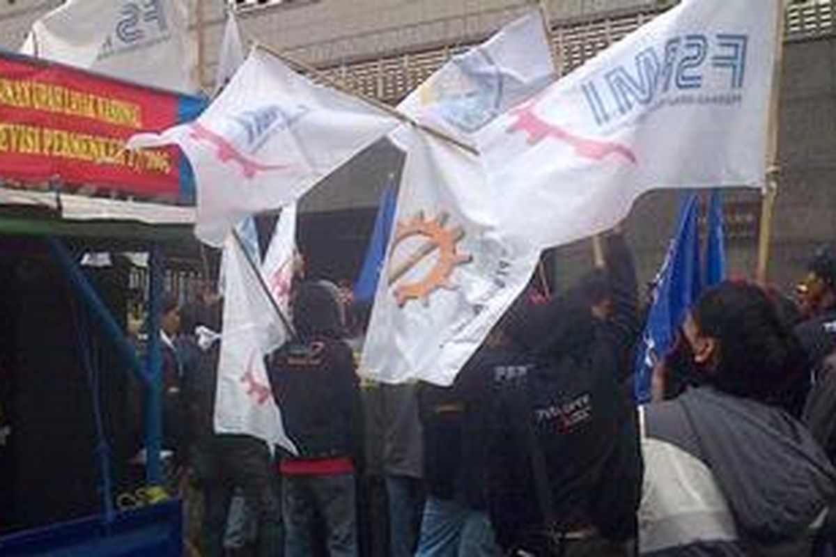 Sejumlah buruh melakukan aksi demo .