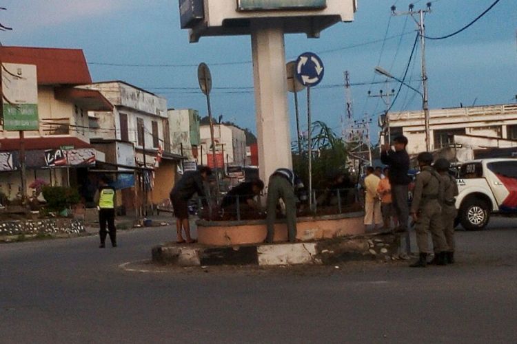 Foto // Suasana Olah TKP Ledakan Bom di Jalan Pulau Sumatera ,Gebang Rejo,Poso Kota Jumat (31/3/2017)