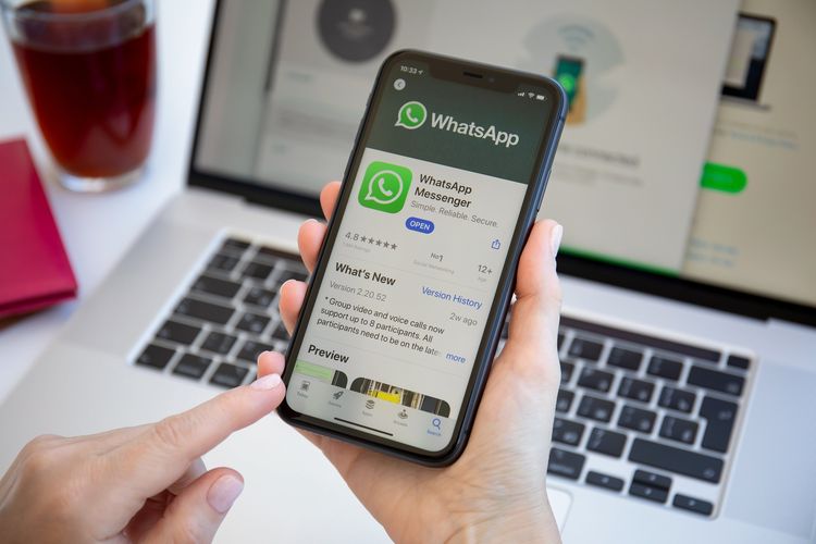 Ilustrasi tidak bisa update aplikasi WhatsApp di HP Android dan iOS.