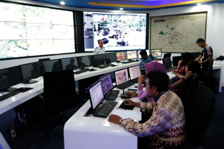 Situasi ruang kerja  Area Traffic Control System (ATCS) yang nerupakan markas CCTV bersuara, Jumat (15/9/2017).