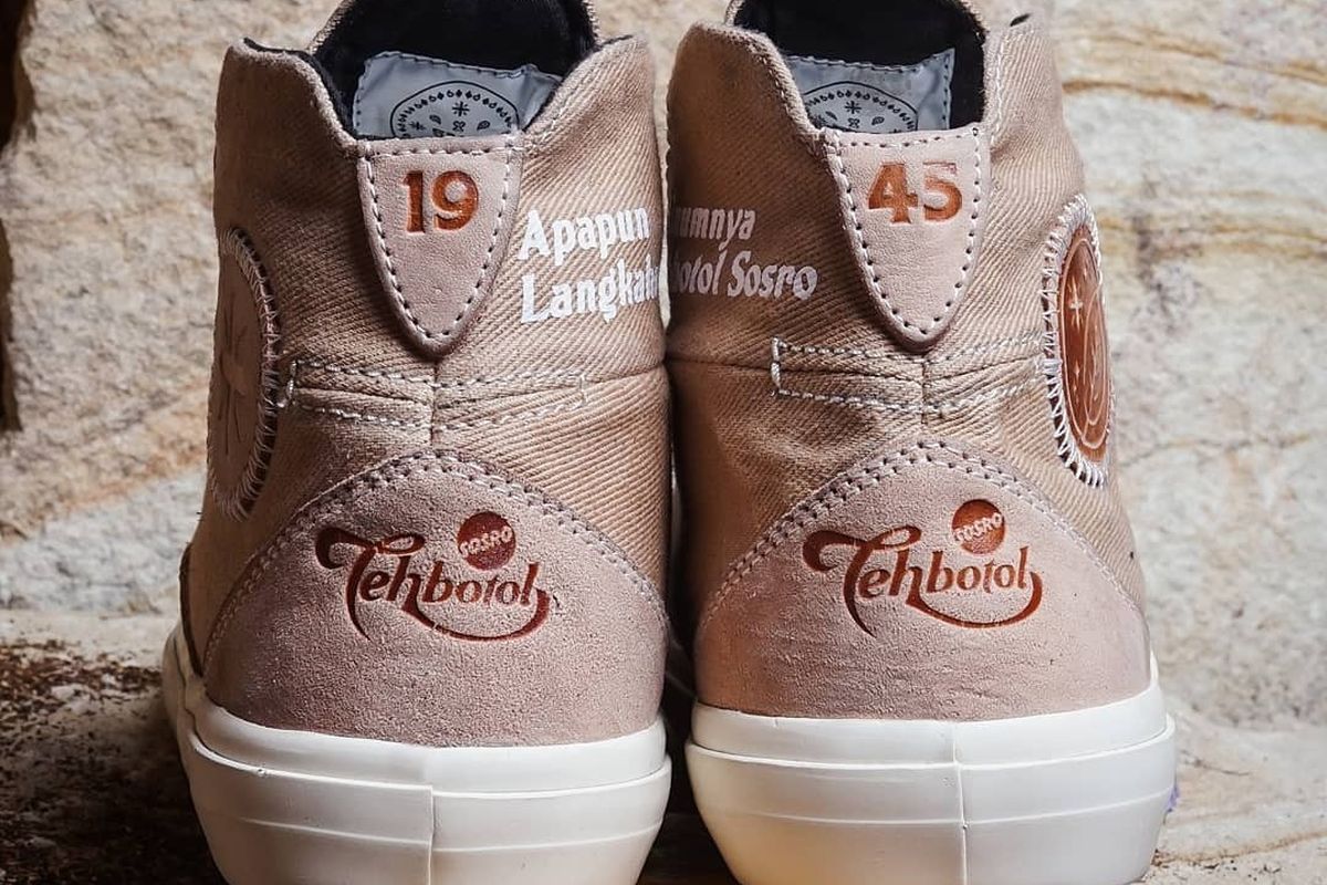 Sepatu kolaborasi Tehbotol Sosro x Sage.