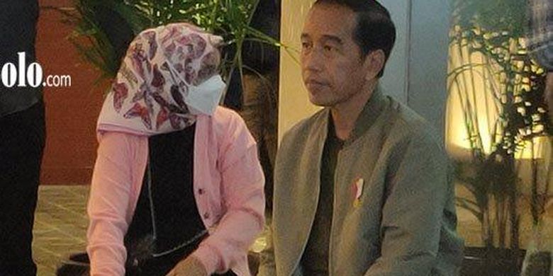 Presiden Joko Widodo (Jokowi) dan Ibu Negara Iriana duduk sembari menunggu jadwal pemutaran film Guy Ritchie's The Covenant di Mall Paragon Solo, Kamis malam (20/4/2023).