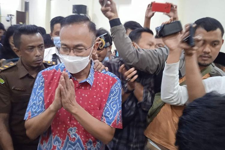 Terdakwa penyuap dalam kasus suap Unila, Andi Desfiandi usai menjalani sidang vonis di Pengadilan Tipikor Tanjung Karang, Rabu (18/1/2023).