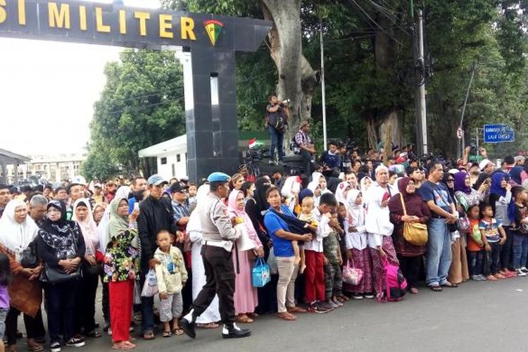 Sejumlah masyarakat berbaris menunggu kedatangan rombongan Raja Salman ke Istana Bogor, Rabu (1/3/3017)