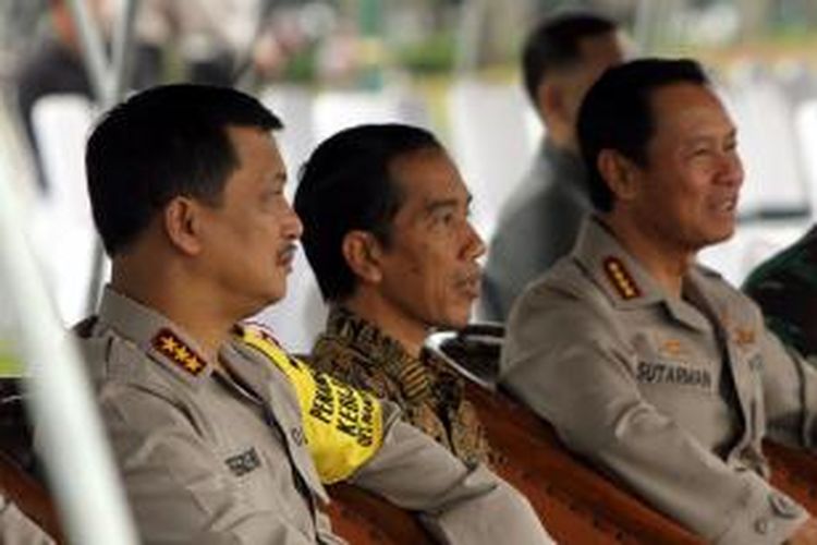 Presiden Joko Widodo (tengah) bersama Jenderal Sutarman dan Komjen (Purn) Oegroseno.