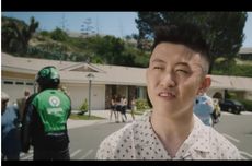 Warganet Kaget, Rich Brian Boyong Ojek Online di Video Klip 100 Degrees