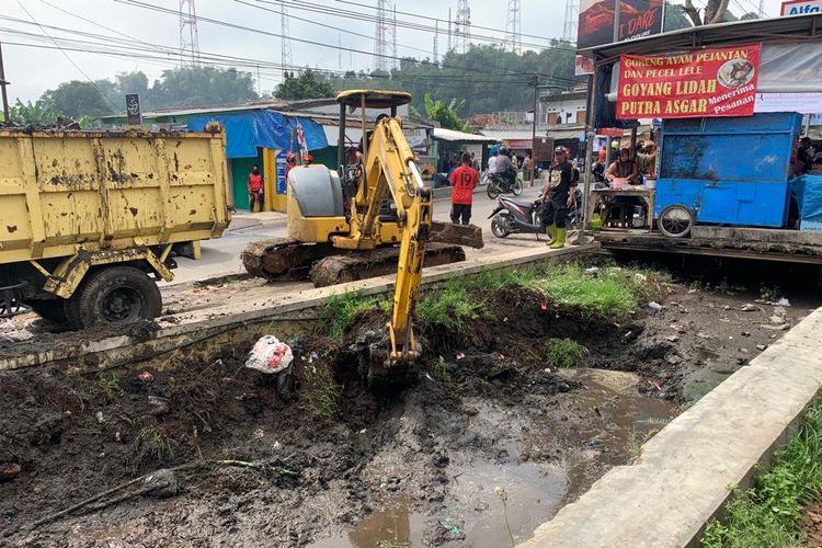 Alat berat tengah mengeruk sedimentasi tanah di sungai Cijangel, kampung Barukai, Desa Jambudipa, Kecamatan Cisarua, Kabupaten Bandung Barat, Selasa (8/11/2022).