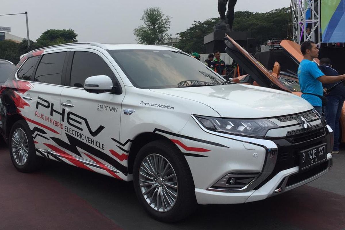 Mitsubishi Outlander PHEV di Acara Jakarta Langit Biru