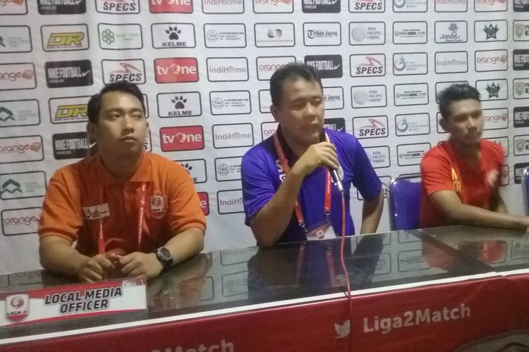 Pelatih Semen Padang saat konferensi pers. Kompas.com/Slamet Priyatin