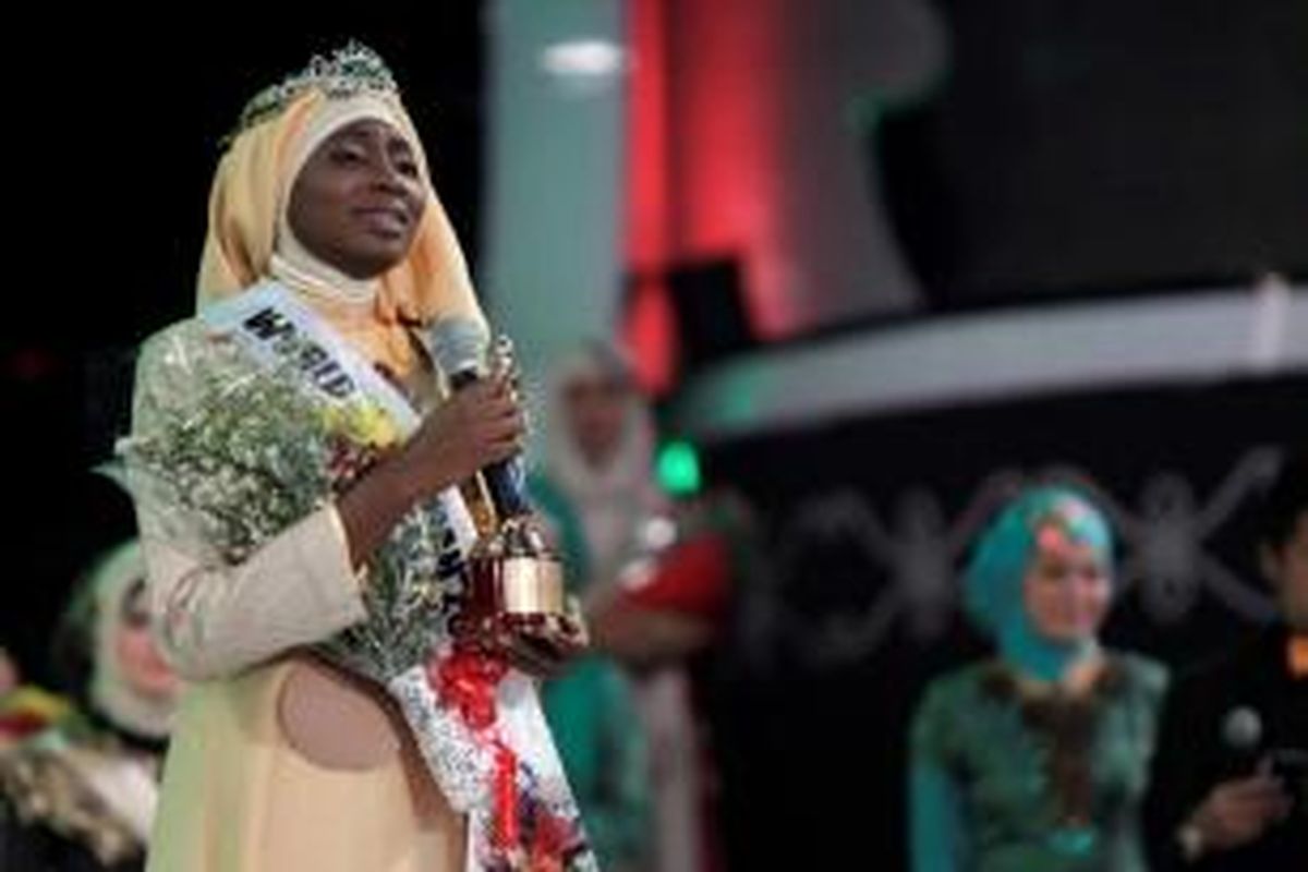 Obabiyi Aishah Ajibola dari Nigeria, dinobatkan sebagai pemenang World Muslimah 2013 di Balai Sarbini, Plaza Semanggi, Jakarta, Rabu (18/9/2013). Obabiyi berhasil menyisihkan 19 finalis yang berkompetisi di malam penganugerahan tersebut.