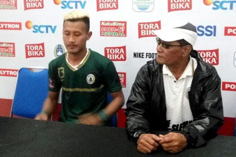 Pelatih PSS Sleman, Fredy Mulli dan pemain PSS Sleman Jodi Kustiawan saat jumpa pers usai laga melawan Persegres Gresik