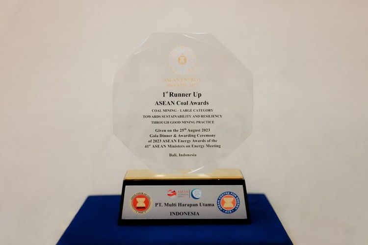 Penghargaan yang diterima MHU dari ASEAN Coal Award 2023.